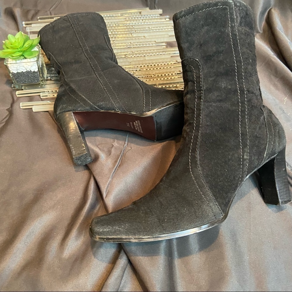 ❄️Cute  Black Suede Boots 💕 - Picture 5 of 15